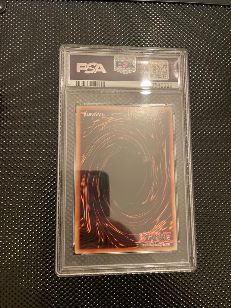 Dark Magician LCYW-EN001 - Image 2